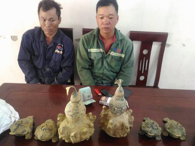 Hai đối tượng và tang vật tại cơ quan điều tra.