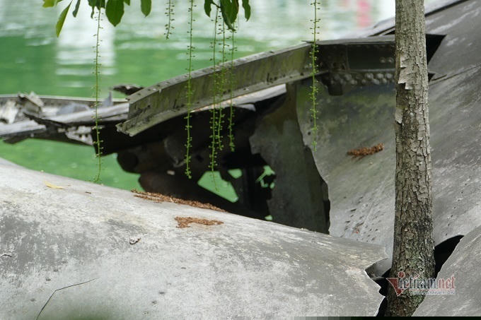 Chuyện chưa kể về chiếc máy bay nằm giữa lòng hồ ở Hà Nội suốt 48 năm