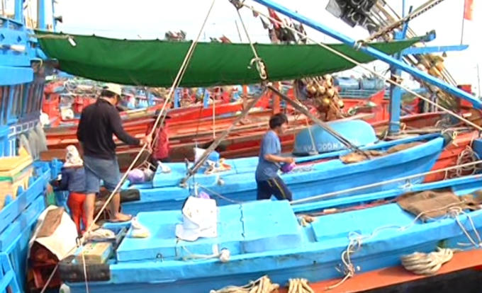 Ngư dân Quảng Ngãi hối hả chuẩn bị phương tiện.