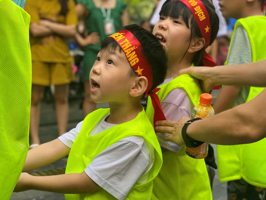 Tránh xa smartphone, các em đón nhận niềm vui trong trò chơi kéo co. (Ảnh: TNPM)