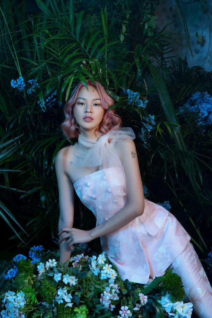 Đặng Thu Thảo c&ugrave;ng d&agrave;n người đẹp ngời ngời kh&iacute; chất với thời trang Xu&acirc;n H&egrave;