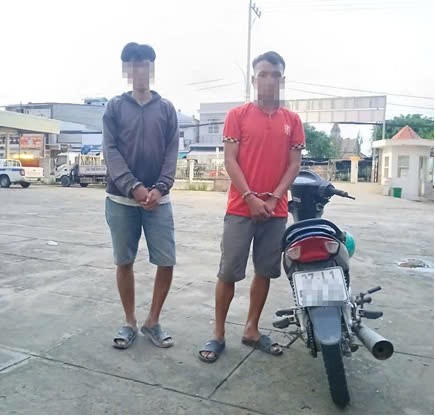 Hai đối tượng Lê Hoàng Duyên và Lê Văn Rô (từ trái qua).