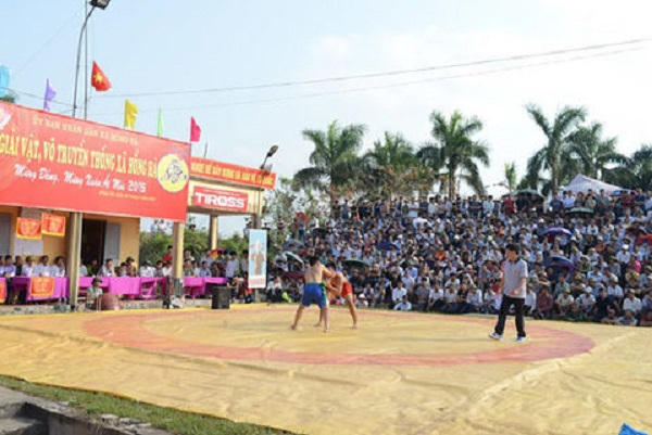 Giải vật võ thu hút rất đông người dân tham dự.