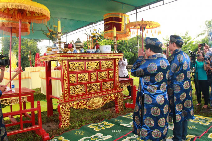 Đất thiêng được đưa về làm lễ dâng lên đàn Xã Tắc.