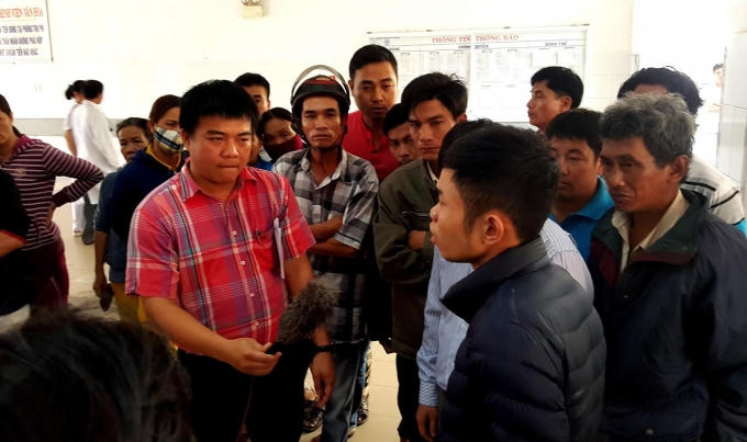 Sau cuộc họp, người nhà bà Là vẫn chưa hết bức xúc về cái chết của người thân.