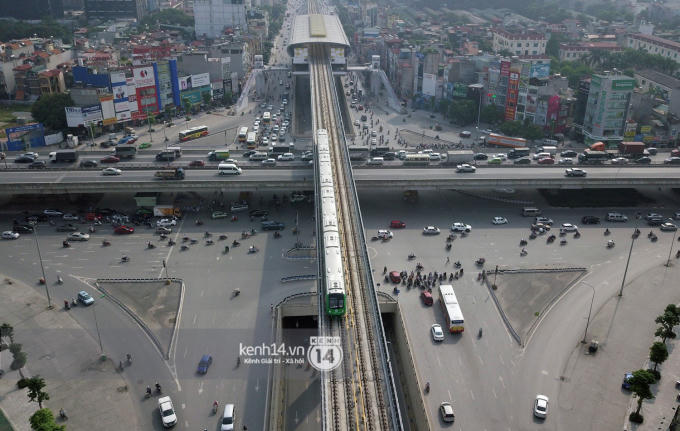 Ngã bốn tầng bao gồm 3 tầng đường bộ và 1 đường sắt trên cao.