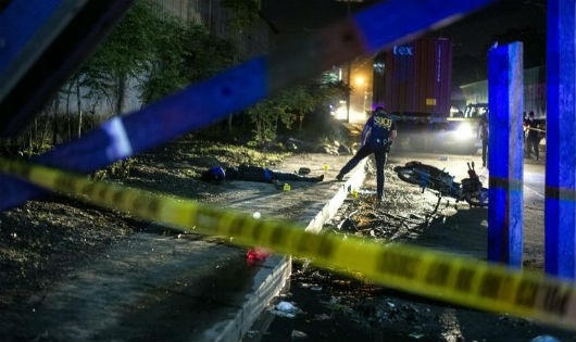 Cảnh sát Philippines tại hiện trường một vụ giết người có liên quan đến ma túy. (Ảnh: AFP)