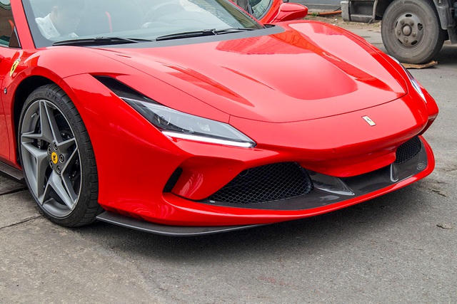 Ngoại hình Ferrari F8 Spider được phát triển theo ngôn ngữ S-Duct với những đường nét khí động học, họng thông gió cỡ lớn được gắn trên nắp capô. Cản trước mỏng, sử dụng carbon để giảm trọng lượng. Cặp đèn chiếu sáng LED, phía trên là ống thông gió làm mát phanh kèm đèn định vị ban ngày dạng mảng.