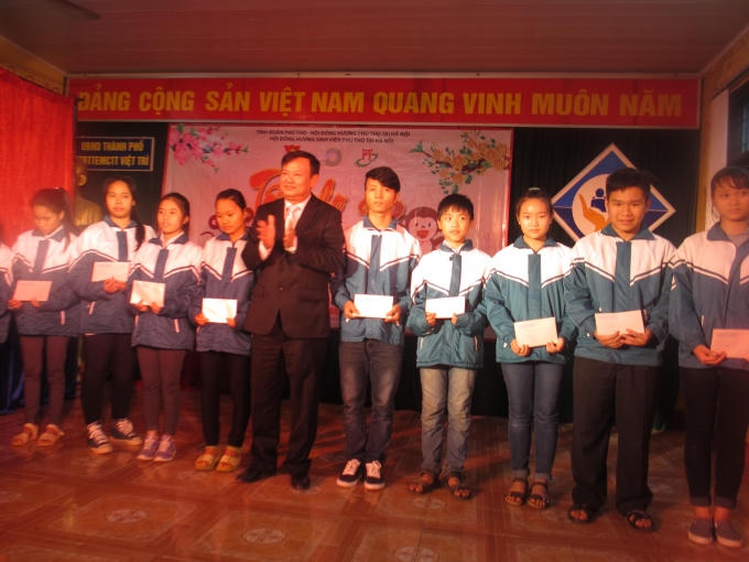 Ông Thiều Vinh - Chánh căn phòng UBND tỉnh trao quà cho 10 em làng trẻ SOS.