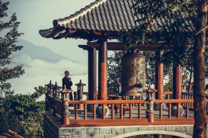 Cách thành phố Bảo Lộc, tỉnh Lâm Đồng khoảng 21km về phía Nam, chùa Linh Quy Pháp Ấn được mệnh danh là chốn bồng lai tiên cảnh với những cánh “cổng trời”, nơi du khách có thể phóng tầm mắt nhìn ngắm cả một khoảng không gian rộng lớn và hòa mình vào đất trời, núi non. Đây là ngôi chùa trên mây nổi tiếng khi ca sĩ Sơn Tùng quay MV 'Lạc Trôi' ở đây.