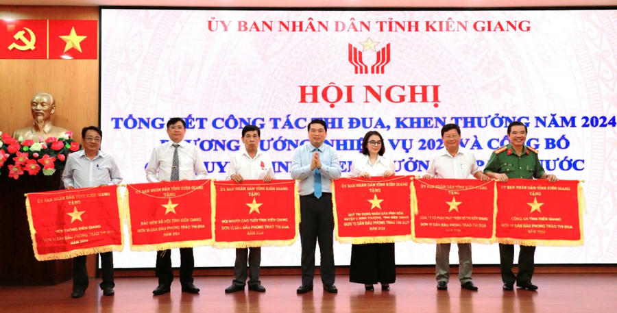 Trao Cờ thi đua của Chủ tịch UBND tỉnh Kiên Giang cho các đơn vị dẫn đầu phong trào thi đua năm 2024