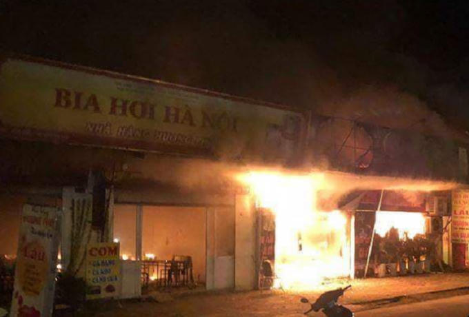 Ngọn lửa bùng phát tại một gian hàng.