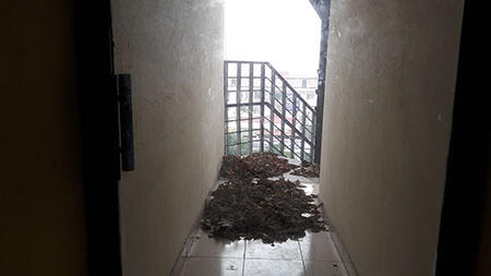 Cầu thang bộ xuống tầng hầm trở thành nơi đổ rác