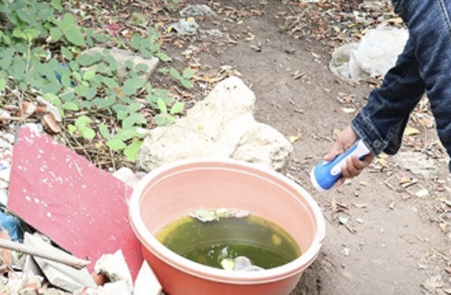 Loại bỏ nước đọng để diệt lăng quăng phòng trừ sốt xuất huyết. Ảnh: SYT