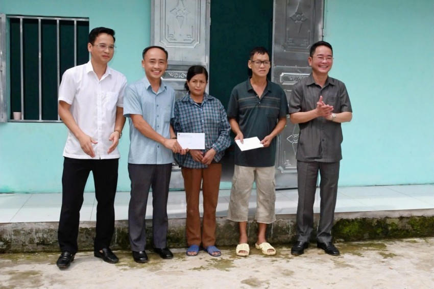 Đoàn công tác tới thăm và trao quà cho gia đình ông Triệu Đức Vinh (dân tộc Dao, thuộc khu Minh Nga, xã Tân Sơn).