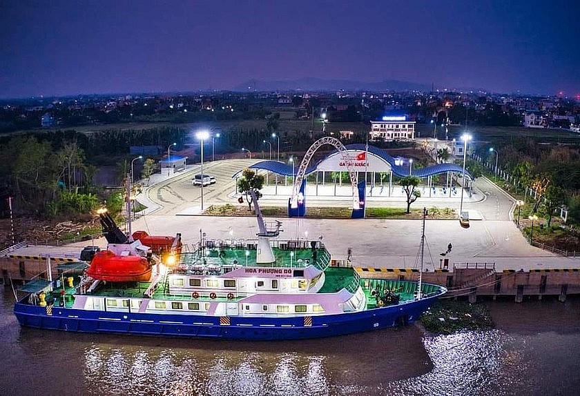 Tàu Hoa Phượng kết nối giao thông đất liền với đảo Bạch Long Vĩ.