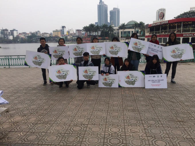 "Phủ kín" hồ Trúc Bạch bằng những tấm bảng có dòng chữ: “Đừng để ông táo mang rác lên chầu”