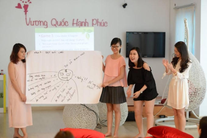 Các học viên đang tham gia lớp học "Nghệ thuật quyến rũ".