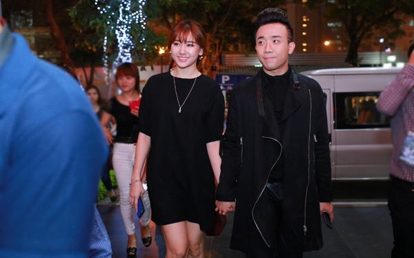 ...Nắm tay cô đến mọi sự kiện.