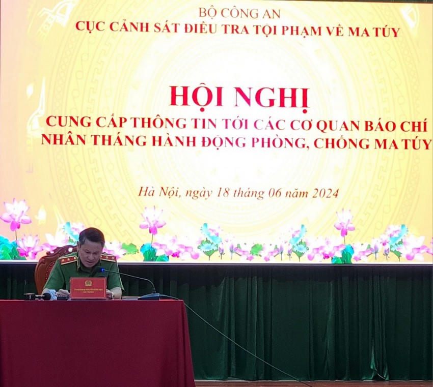 Trung tướng Nguyễn Văn Viện thông tin các vấn đề báo chí quan tâm.