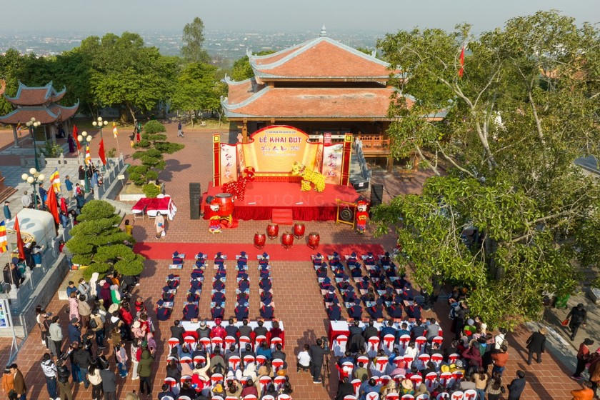 Lễ Khai bút đầu xuân tại chân tháp. (Ảnh: Phương Thanh)