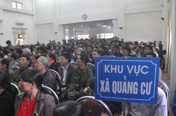 Ngư dân Sầm Sơn đề đạt nguyện vọng với Bí thư Tỉnh ủy Thanh Hóa.