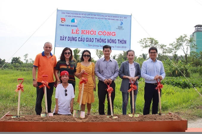 Lễ khởi công xây dựng cây cầu bằng tiền Châu vẽ tranh quyên góp.