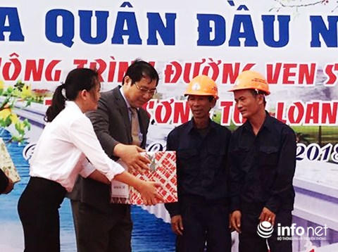 Chủ tịch UBND TP Đà Nẵng Huỳnh Đức Thơ tặng quà chúc mừng năm mới và động viên đơn vị thi công dự án “Đường ven sông Tuyên Sơn – Túy Loan” (Ảnh: HC)
