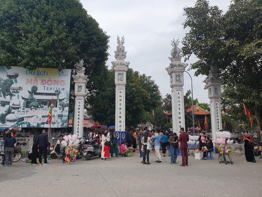 Nếu chùa Hà là nơi cầu duyên, phủ Tây Hồ là nơi cầu tài cầu danh thì Bia Bà được bà con nhân dân cho là nơi cầu lộc nổi tiếng đất Hà thành.