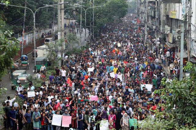 Cuộc biểu tình thu hút hàng chục ngàn học sinh - sinh viên tham gia, khiến thủ đô Dhaka tê liệt suốt 9 ngày qua. Ảnh: Reuters