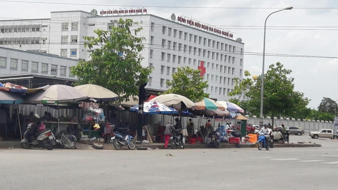 Hàng tháng để các được yên ổn kinh doanh nhiều người bán hàng rong bên cạnh cổng bệnh viện HNĐK đã phải "nộp" tiền cho ông Sơn một cách đều đặn.