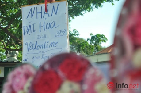 Treo bảng thông báo để thuận tiện cho khách mua hàng.