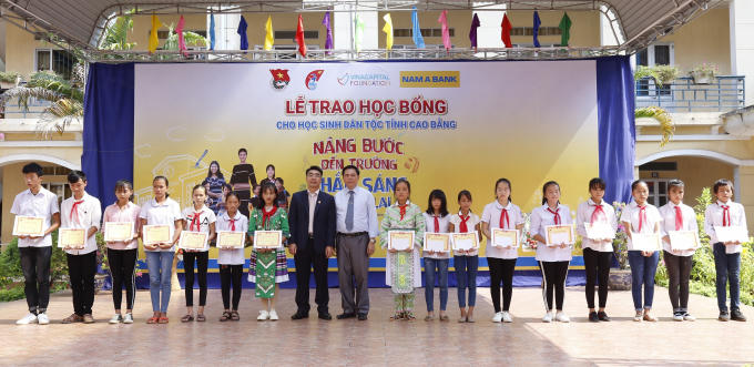 Ông Nguyễn Danh Thiết – Giám đốc Nam A Bank Khu vực Miền Bắc và Ông Lục Văn Dương – Phó Giám đốc Sở Giáo dục &amp; Đào tạo tỉnh Cao Bằng cùng trao học bổng cho các em.