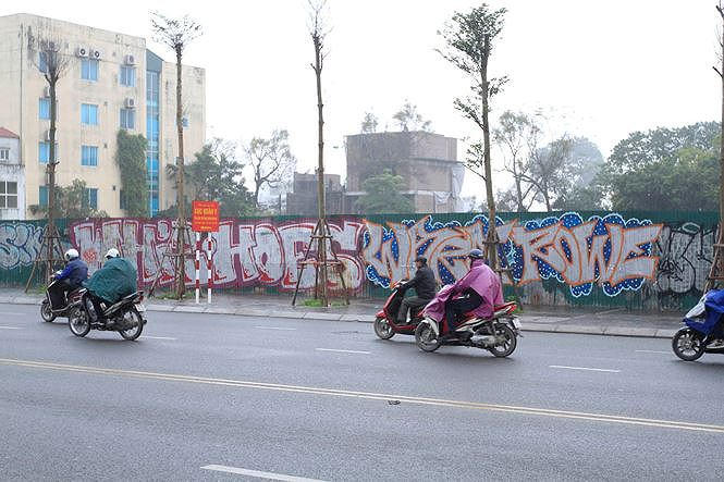 Ở một chiều hướng khác, graffiti vẫn được cộng đồng nghệ thuật thế giới và công chúng ủng hộ khi nó được đặt đúng chỗ và thể hiện tính sáng tạo nghệ thuật, chẳng hạn truyền tải thông điệp xã hội tốt đẹp như: biểu tượng hòa bình, tuyên truyền..