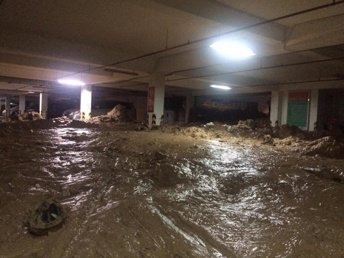 Bờ tường bị bục là do tường không chịu được lực ép của đất, đá từ công trình bên ngoài đang thi công.