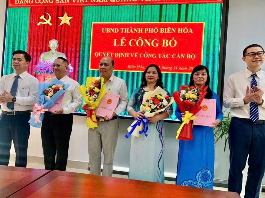 Chủ tịch UBND thành phố Biên Hòa Nguyễn Phong An trao quyết định cho các cán bộ được bầu các chức danh Chủ tịch, Phó Chủ tịch UBND các phường