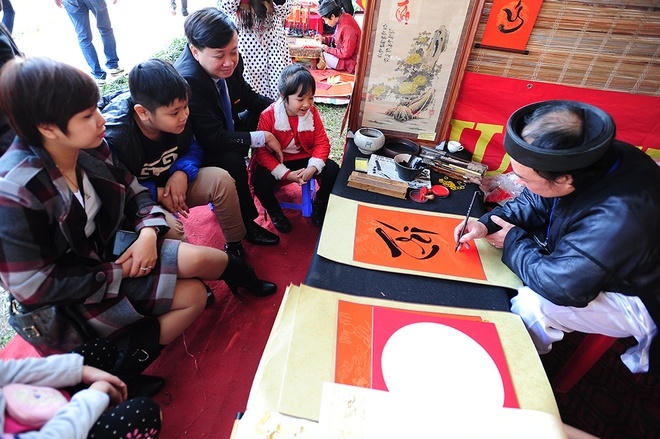 Gia đình anh Tuấn Anh ở Hà Nội xin chữ Trí cho hai con với mong muốn các con có chí tiến thủ, học hành chăm chỉ và thành công.                "Năm nào tôi cũng tham gia phố ông đồ, vừa được giao lưu học hỏi, vừa được viết cho mọi người", thầy đồ trẻ Quang Anh nói.                   Theo thầy đồ Minh Thu có thể dựa vào lứa tuổi hoặc tâm tính để chọn chữ phù hợp. Chẳng hạn, với trẻ nhỏ có thể xin chữ “Thực vi tiên” để hay ăn, chóng lớn. Sau độ tuổi đó có thể là chữ “Minh”, "Thành", "Đạt". Khi đến tuổi dựng vợ gả chồng có thể xin chữ "Duyên", chữ "Phúc"… Nhiều người hay xin chữ "Đức" để nhắc nhở đạo làm người, chữ "Hiếu" để thấu nghĩa sinh thành cha mẹ...                Kiến trúc sư Hoàng Văn Chính, 73 tuổi, sau khi nghỉ hưu bắt đầu viết chữ.                Bạn Nguyễn Đức Sơn, 16 tuổi ở tỉnh Vĩnh Phúc xin chữ Như Ý vì muốn đạt được kết quả cao và gặp nhiều may mắn trong kỳ thi sắp tới.                Hà Huy Long 28 tuổi, là hoạ sĩ, thích viết và đam mê thư pháp.                Thầy đồ Hoàng Xuân Thuỷ đang viết chữ Thái An với ý nghĩa bình an trong trong tâm trí. Thầy Thuỷ viết chữ trên vân gỗ bằng chất liệu acrylic.