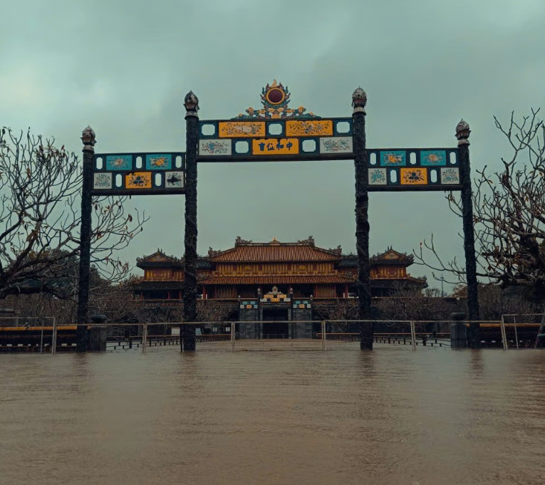 Khu vực bên trong Đại nội Huế nước lũ đã tràn vào.