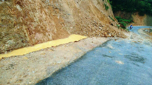 Một đoạn đường nhựa mới làm xong ở địa bàn xã Mậu Đức đất đá từ đồi đổ xuống.