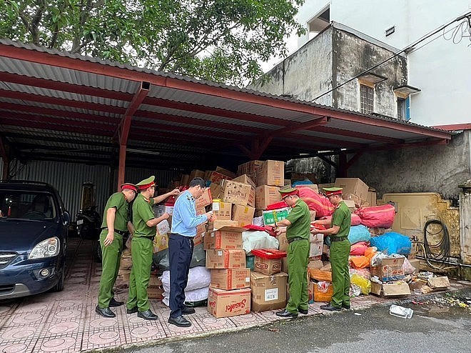 Cơ quan chức năng kiểm tra số hàng hóa hết hàng, hàng kém chất lượng được người dân tự nguyện giao nộp.