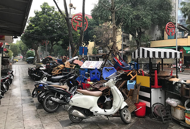 Hàng loạt bàn ghế của các hàng quan được lực lượng công an thu dọn về đồn