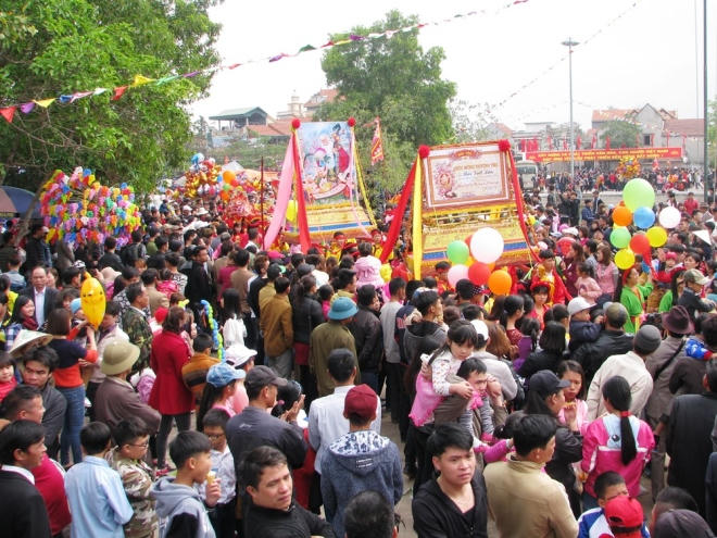 Sáng mùng 7 tháng Giêng, hàng nghìn người đứng kín các tuyến đường để xem đám rước các cụ già thượng thọ về miếu Tiên Công ở xã Cẩm La, thị xã Quảng Yên (Quảng Ninh) lễ tổ.  Theo nhiều tài liệu, từ thời Lý - Trần đã có một số dân vạn chài đến vùng đất đảo Hà Nam thuộc thị xã Quảng Yên ngày nay sinh sống. Họ dựa vào những gò đất cao để dãi chài, phơi lưới. Đến đầu thế kỷ 15, có 6 nhóm dân cư đến quai đê lấn biển, khai hoang đất đai trồng lúa, lập làng, tạo nên khu đảo Hà Nam.