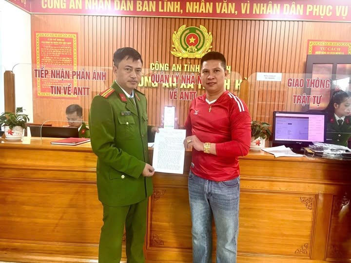 Anh H. được Công an xã Thạch Hà hỗ trợ nhận lại tiền chuyển nhầm.