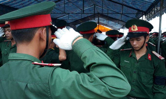 Các chiến sĩ chào nghi lễ khi an án các Liệt sĩ