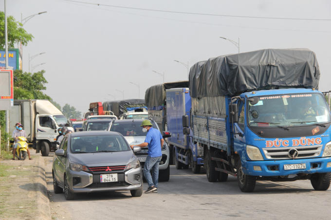 Phần lớn người dân đổ về TP. Vinh để giải quyết công việc, đến bệnh viện tái khám... sau thời gian dài cách ly xã hội. Hàng ngàn người đã buộc phải quay đầu trở về do không có giấy xét nghiệm COVID-19, hoặc giấy xét nghiệm đã quá hạn.