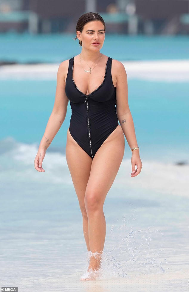 Cựu vũ nữ thoát y nuột nà nóng bỏng trên biển - ảnh 1