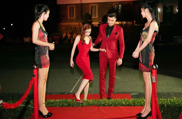 Vĩnh Thụy nhẹ nhàng đỡ Thùy Linh vì lo sợ cô bị té. Ảnh: internet.