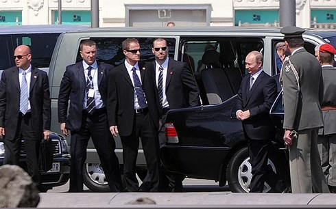 Cảnh vệ Nga bảo vệ nh&agrave; l&atilde;nh đạo Putin trong một lần ở Vienna (&Aacute;o). Ảnh: TASS.