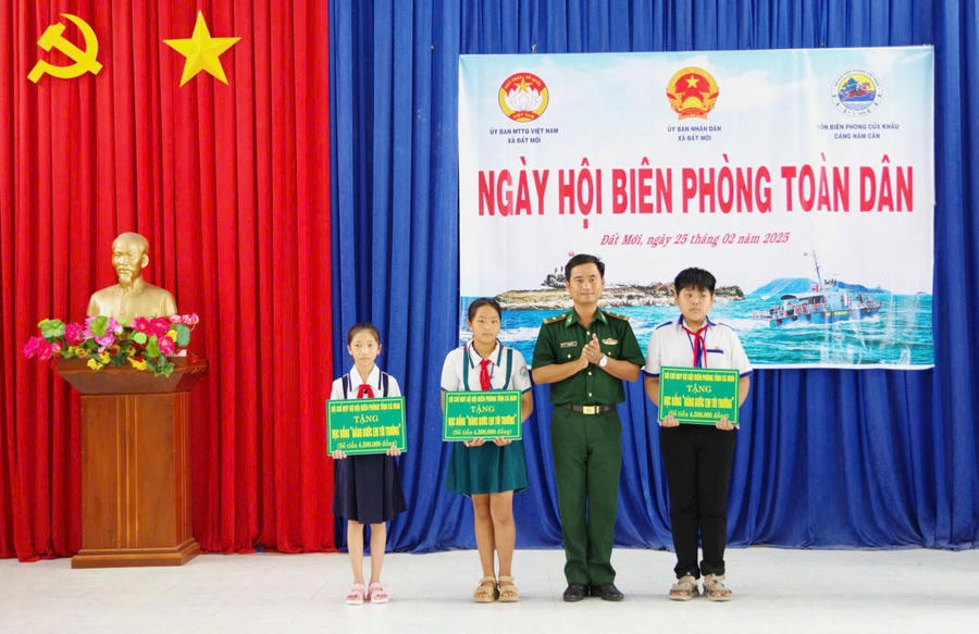 Thời gian qua, Đồn BP Cửa khẩu Cảng Năm Căn, tặng học bổng cho các cháu học sinh trong chương trình “Nâng bước em đến trường - Con nuôi đồn biên phòng” do đơn vị nhận đỡ đầu.