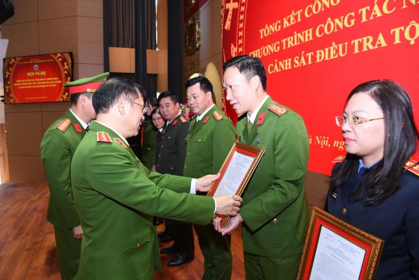 Thứ trưởng Nguyễn Văn Long khen thưởng các tập thể có thành tích xuất sắc trong công tác phòng, chống ma túy.